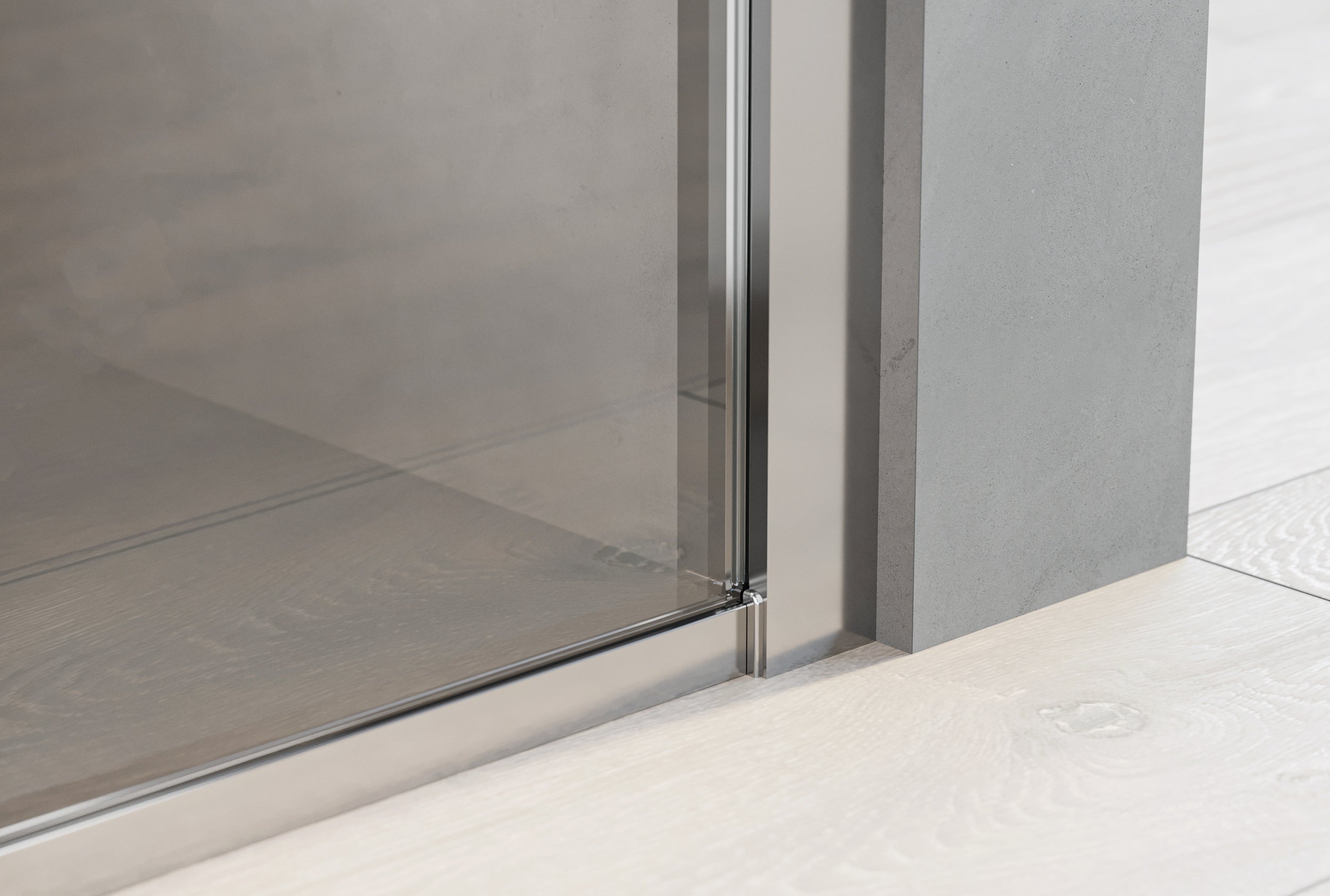 Bruseniche med hængslet dør - to faste paneler NT607 - FLEX